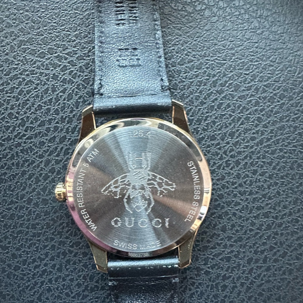 Gucci Black and Gold Watch with Elegant Design - Picture 5 of 6